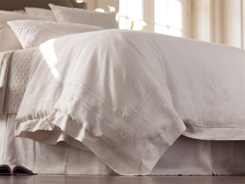 LILI ALESSANDRA CASABLANCA WHITE WITH WHITE BEDDING
